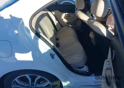 2017 Mercedes-Benz C 300 4Matic из США, поврежденный, VIN 55SWF4KB7HU219841